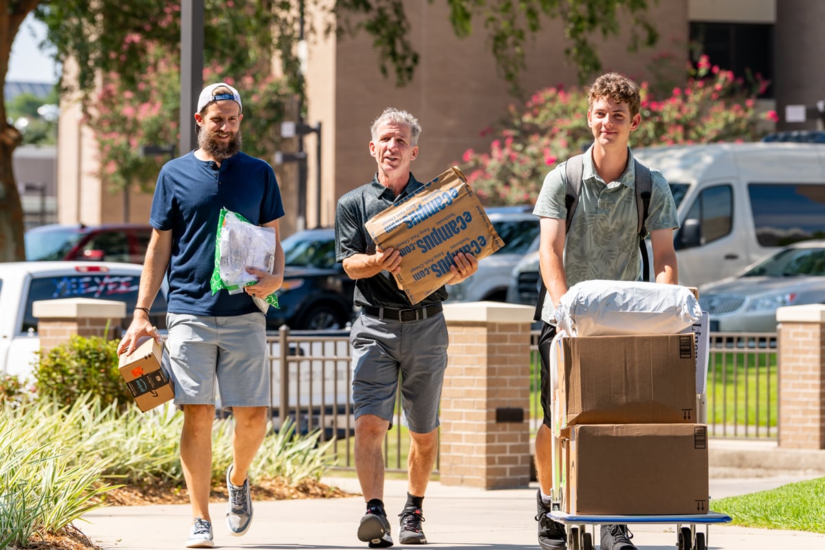 Student moving into the dorms during Welcome Weekend